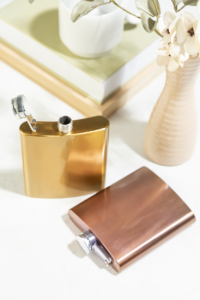 Kuldne roostevabast terasest pläsku