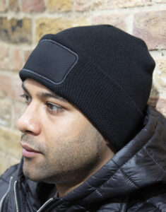 Kootud müts trükiplaastriga