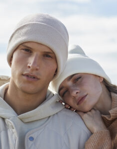 Klassikaline kootud müts keeratud äärega